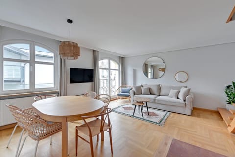 TV and multimedia, Living room, Photo of the whole room, Seating area, Dining area, Area and facilities