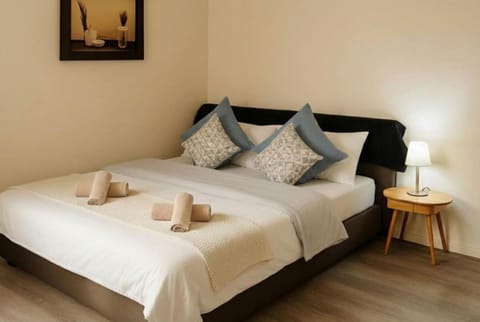 Bed, Photo of the whole room, Bedroom, towels