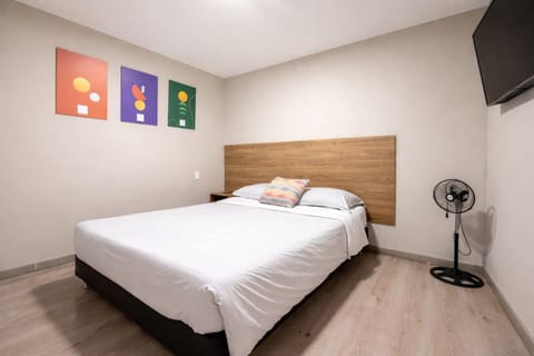 Bed, TV and multimedia, Photo of the whole room, Bedroom