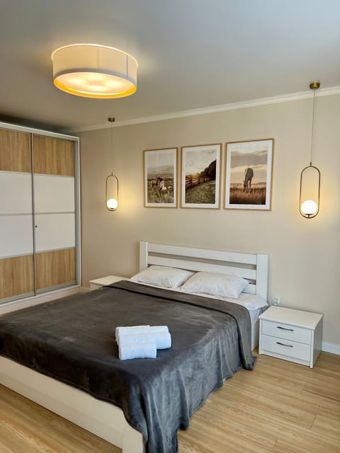 Bed, Photo of the whole room, Bedroom, towels
