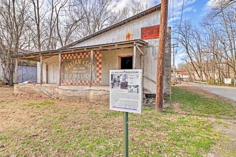 Quiet, Historic Manor Located in Ghost Town! House in Arkansas