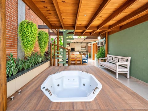Hot Tub, Seating area