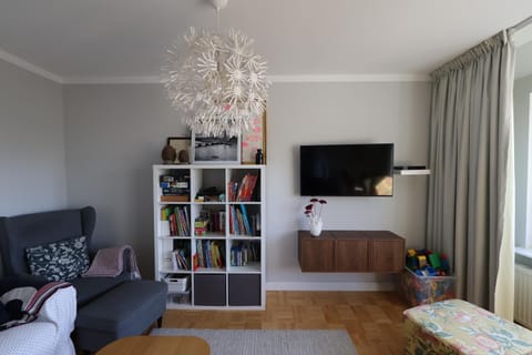Communal lounge/ TV room, Library, TV and multimedia, Living room, Seating area, Evening entertainment