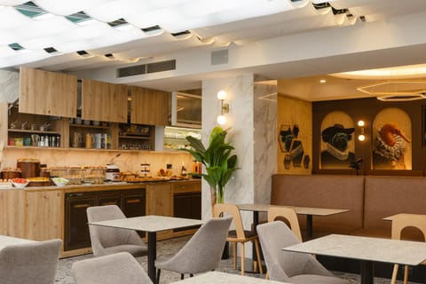 Restaurant/places to eat, Coffee/tea facilities, minibar