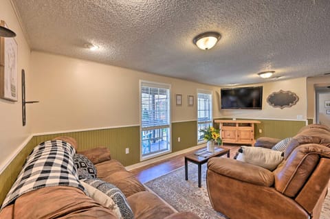 Whispering Oaks Broken Bow Cottage Near Hiking! House in Broken Bow