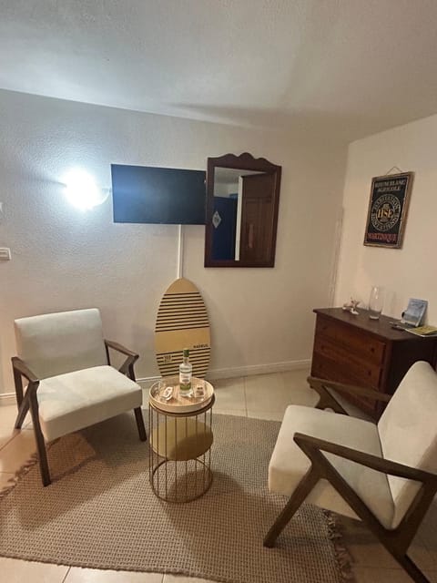 Bed, Living room, Photo of the whole room, Bedroom, towels, air conditioner