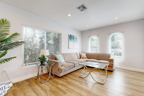 Blue Skies House in Costa Mesa