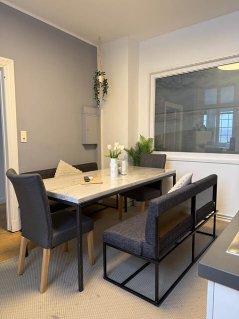 Seating area, kitchen