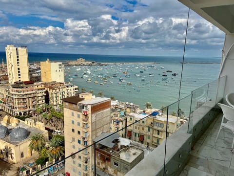 View (from property/room), Balcony/Terrace, City view, Sea view