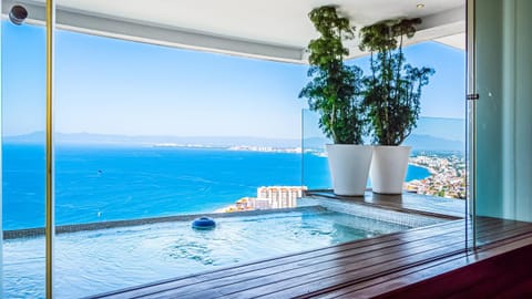 Day, Pool view