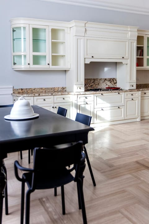 Communal lounge/ TV room, Coffee/tea facilities, Kitchen or kitchenette, Decorative detail, Seating area, Dining area, Food, Entertainment, Breakfast, internet, stove