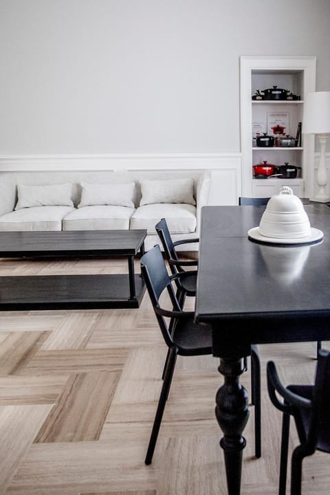 Living room, Decorative detail, Seating area, Dining area, Evening entertainment, Entertainment, internet