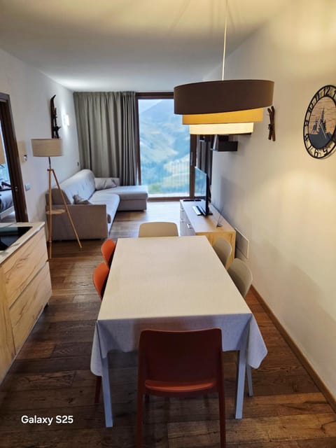 Living room, Dining area, Mountain view