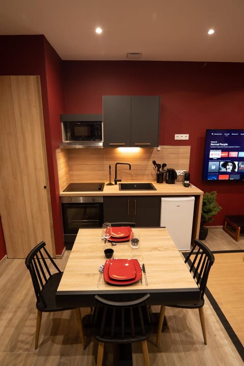 Kitchen or kitchenette, Dining area, kitchen