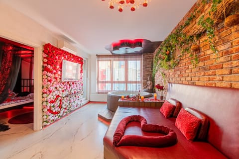 Bed, Hot Tub, Seating area, Bedroom, heating, internet