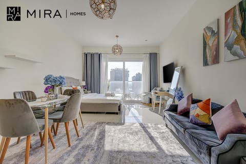 Bed, TV and multimedia, Seating area, Dining area, Bedroom