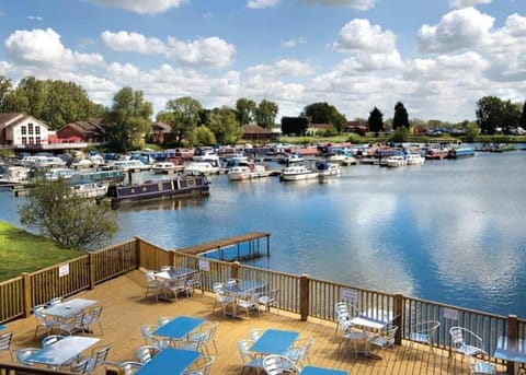 Restaurant/places to eat, Natural landscape, Lake view