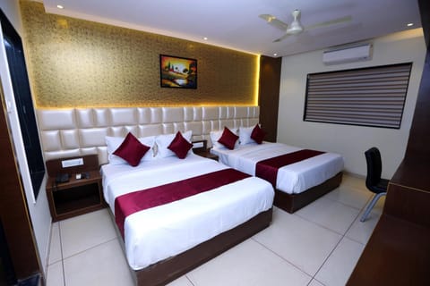 Bed, TV and multimedia, Photo of the whole room, Bedroom, fireplace, air conditioner