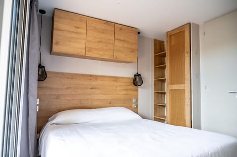 Bed, Photo of the whole room, wardrobe