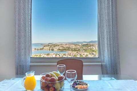 Food and drinks, Food, City view, Street view, Breakfast, Buffet breakfast, Drinks