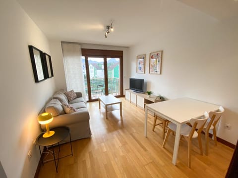 Communal lounge/ TV room, TV and multimedia, Living room, Seating area, Dining area