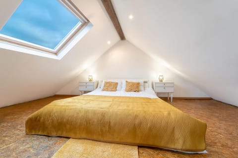 Bed, Photo of the whole room, Bedroom