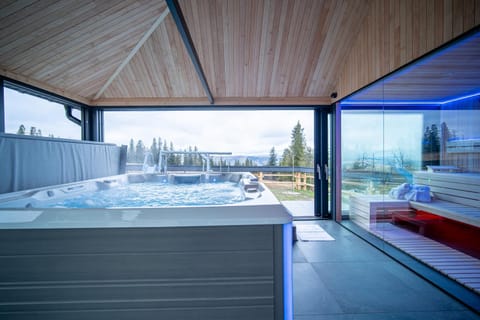 Natural landscape, Hot Tub, Sauna, Spa and wellness centre/facilities, Pool view
