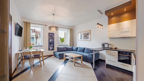 TV and multimedia, Kitchen or kitchenette, Living room, Seating area, Dining area