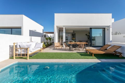 Property building, Balcony/Terrace, Pool view, Swimming pool, Swimming pool