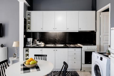 Coffee/tea facilities, Kitchen or kitchenette, stove
