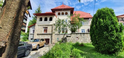 Property building, Day, Garden, Garden view, Parking