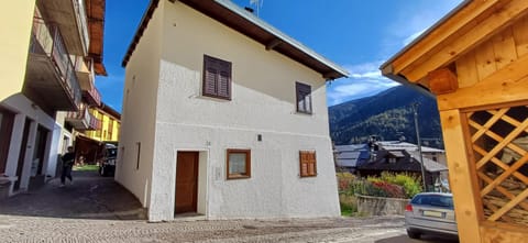 Property building, Day, Neighbourhood, Natural landscape, Mountain view, Parking