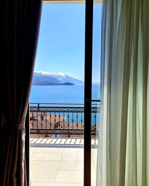 Balcony/Terrace, Lake view, Mountain view