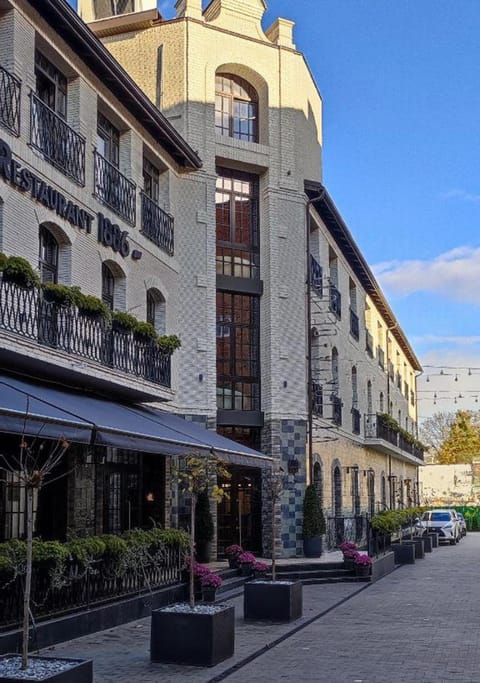 Property building, Facade/entrance, Day, Neighbourhood, Street view, Parking