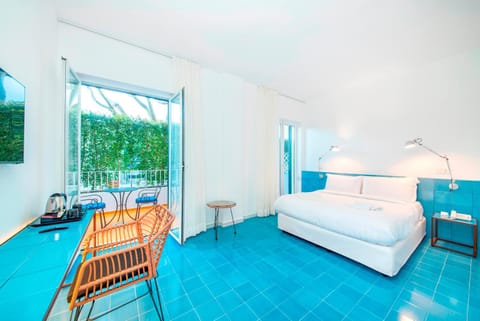 Bed, TV and multimedia, Photo of the whole room