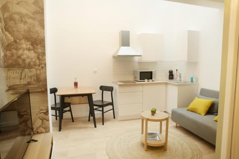 TV and multimedia, Kitchen or kitchenette, Living room, stove, kitchen