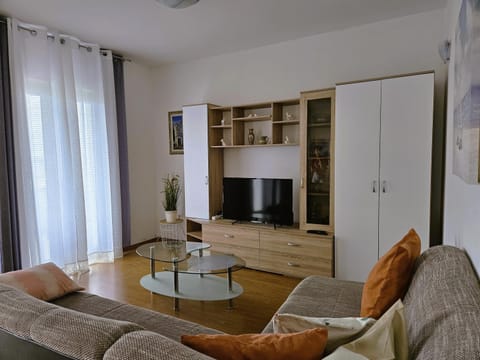 Communal lounge/ TV room, TV and multimedia, Living room, Seating area, internet