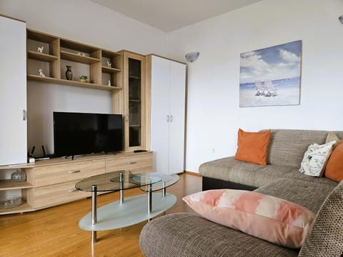 Communal lounge/ TV room, TV and multimedia, Living room, Seating area, internet