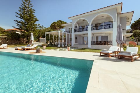 Property building, Patio, Day, Garden, Swimming pool, sunbed