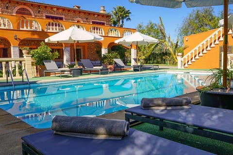 Property building, Swimming pool, sunbed