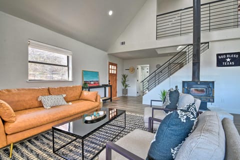 Spacious Family Home on the Water and Boat Dock House in Texas