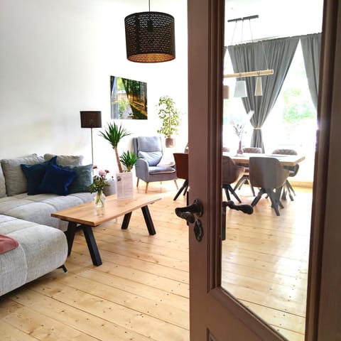 TV and multimedia, Living room, Photo of the whole room, Seating area, Dining area