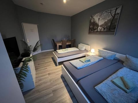 Bed, TV and multimedia, Photo of the whole room, Seating area, Bedroom, towels