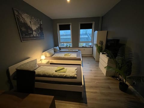 Bed, TV and multimedia, Photo of the whole room, Seating area, Bedroom, towels