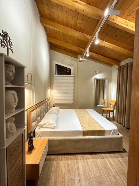 Bed, TV and multimedia, Photo of the whole room, Bedroom, towels, wardrobe