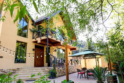 Property building, Day, Balcony/Terrace