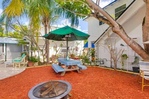 Sun-Soaked Studio with Pool Access in Lake Worth! Apartment in Lake Worth