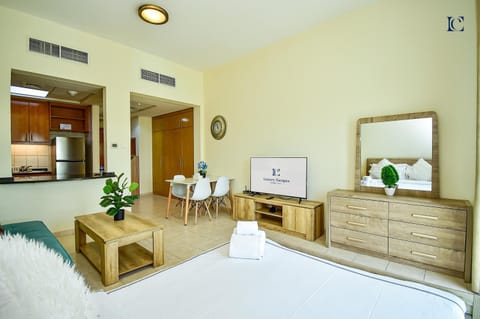 Bed, TV and multimedia, Photo of the whole room, Bedroom, hair dresser, air conditioner