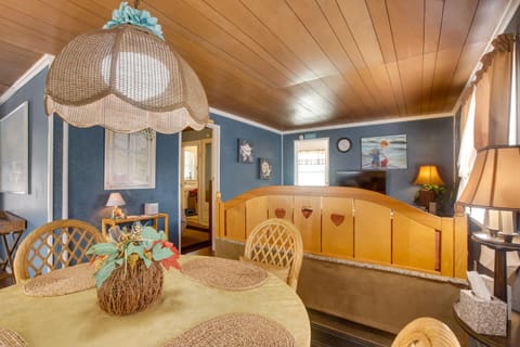 Less Than 3 Mi to Golf and Swim Cozy Oasis in Lake Worth! Apartment in Lake Worth