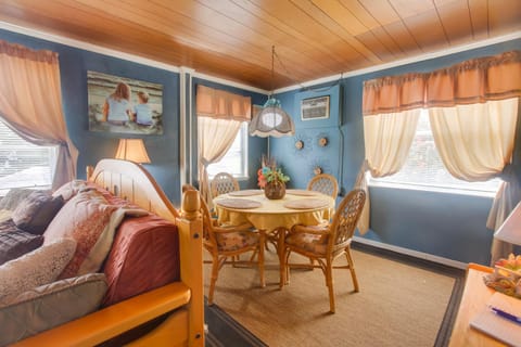 Less Than 3 Mi to Golf and Swim Cozy Oasis in Lake Worth! Apartment in Lake Worth